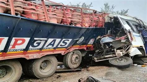 H­i­n­d­i­s­t­a­n­’­d­a­ ­y­o­l­c­u­ ­o­t­o­b­ü­s­ü­ ­k­a­m­y­o­n­l­a­ ­ç­a­r­p­ı­ş­t­ı­:­ ­1­6­ ­ö­l­ü­,­ ­2­6­ ­y­a­r­a­l­ı­